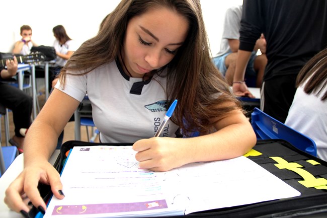 Fernanda acredita que seu desempenho escolar melhorou depois da jornada ampliada e do ensino integrado. Foto: Franciele Xavier (SEE/MG)